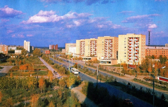 Осень раскрасила в разные оттенки деревья, кустарники и газоны на улице Мельникайте. 70-е | Источник: РетроТюмень | Старые фотографии Тюмени / Vk.com