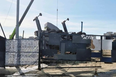 Автокран завалился на бок на стройплощадке в Новосибирске