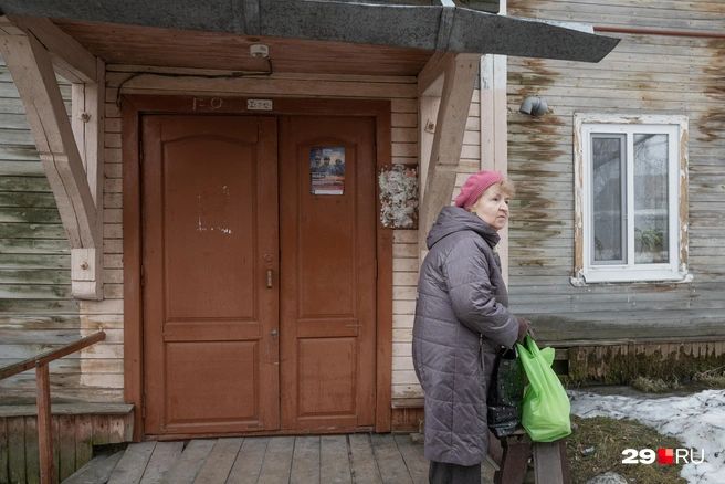 На дверях большинства домов&nbsp;— предложение подписать контракт с ВС РФ | Источник: Иван Митюшев / 29.RU 