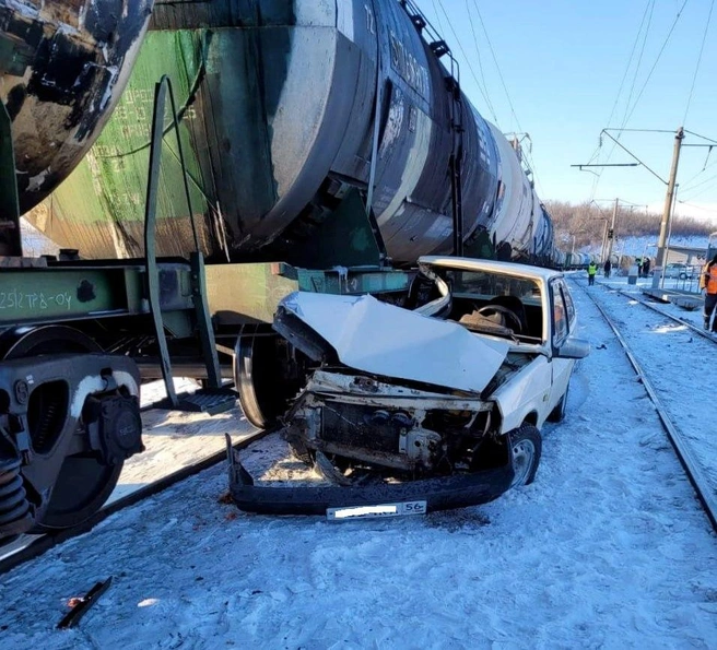 В Кувандыке грузовой поезд снес автомобиль | Источник: УМВД России по Оренбургской области