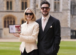 Кэри Маллиган получила орден Британской империи. Она посетила церемонию с мужем Маркусом Мамфордом