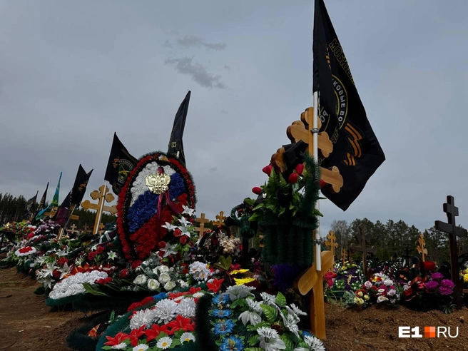 Аллея Славы на Волковском кладбище в Каменске-Уральском. В сентябре 2022 года Влад был там пятым погибшим на СВО, а сейчас там ряды могил под военными флагами | Источник: Дарья Манохина / E1.RU