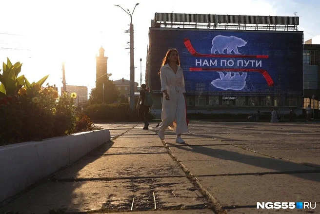 На экране&nbsp;— медведь, идущий по хоккейной клюшке. Это агитационный материал одной из партий | Источник: Евгений Софийчук / NGS55.RU 