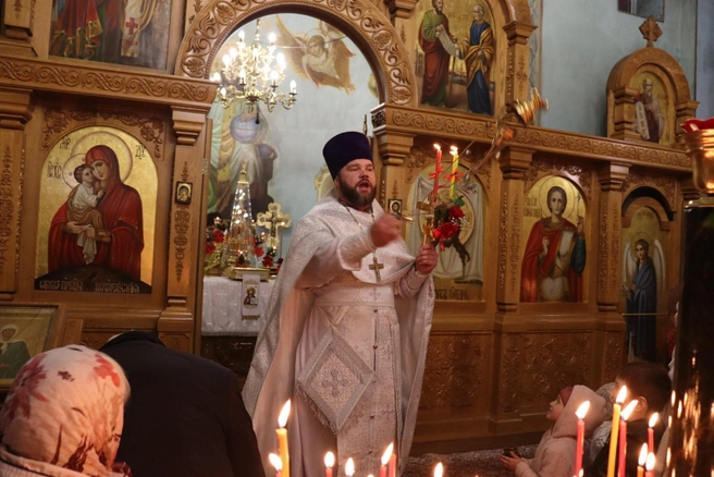 Мальчик Алеша вырос и стал священником — отцом Алексием. В храме Георгия Победоносца в Воронеже он совершает службы в том числе для слабовидящих и слабослышащих людей | Источник: Алексей Гончаров / Vk.com