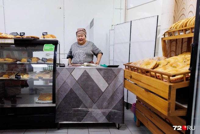 Мастерица сама печет, сама же и продает. И у ее выпечки есть уже немало преданных поклонников | Источник: Ирина Шарова / 72.RU 