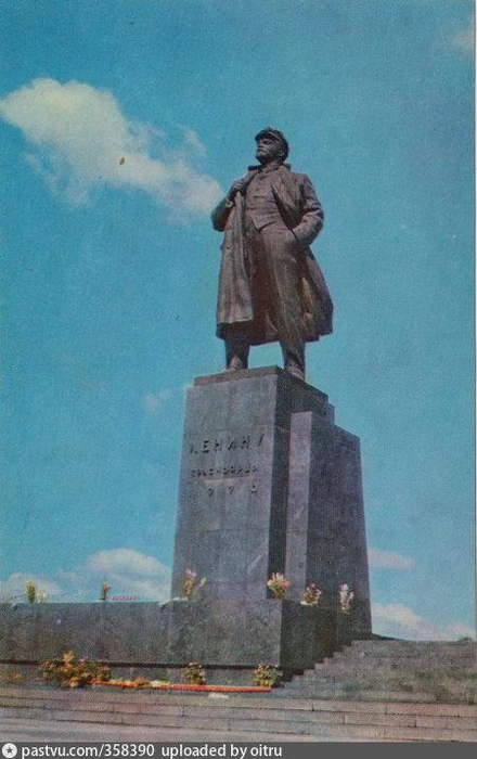 Памятник В.&nbsp;И.&nbsp;Ленину, 1970-1974 | Источник: Д. Кричевский / Скан фотооткрытки, издательство «Советская Россия», 1975 год, сдано в набор 9/XII-74 г.