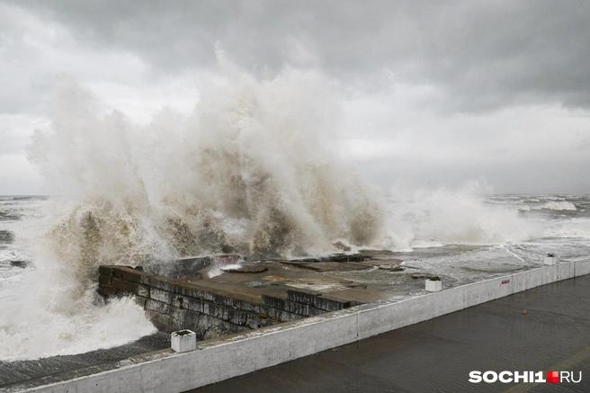 Ожидаются полутораметровые волны | Источник: Артур Лебедев / SOCHI1.RU