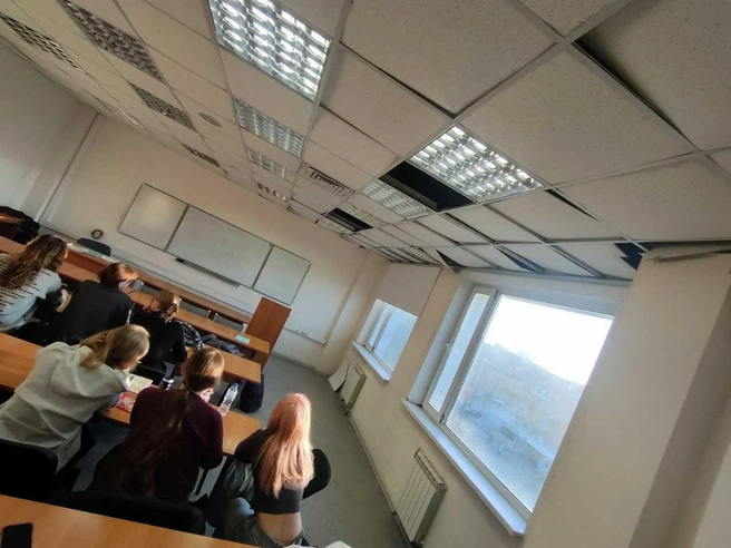 Студент из Новосибирска опубликовал фотографии, сделанные во время занятий в аудитории. | Источник: читатель НГС