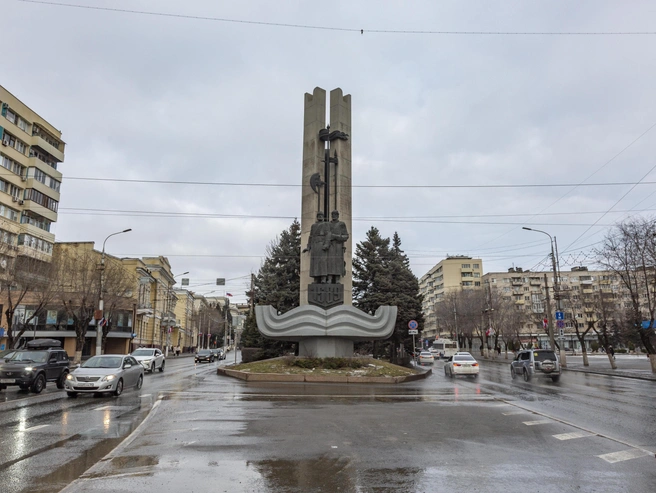 При осмотре композиции спереди заметен уклон вправо. | Источник: Константин Завриков / V1.RU