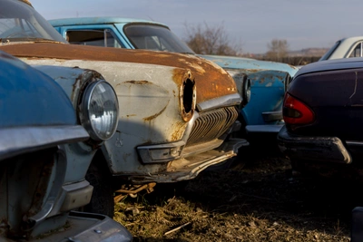 Мэрия Красноярска забрала разбитый Mercedes без колес и дверей