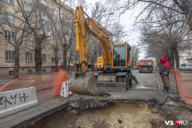 Непросто взломать только несколько месяцев назад уложенный асфальт | Источник: Константин Завриков / V1.RU