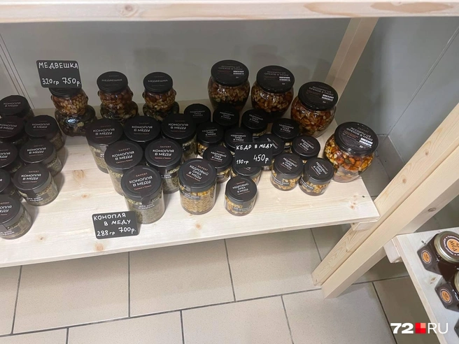 Баночку конопли в меду продают за 700 рублей. Дороже из представленного на фотографии только «Медвешка»&nbsp;— 750 рублей | Источник: Радик Енчу / 72.RU 