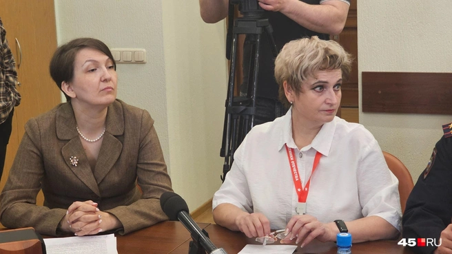 И. о. замдиректора департамента здравоохранения Курганской области Марина Непрозванных (слева) | Источник: Дарья Никитченко / 45.RU