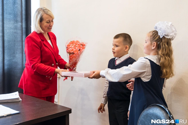 Первоклассники пришли поздравить директора в перерывах между линейками | Источник: Мария Ленц / NGS24.RU