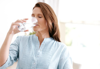 Уролог Гадзиян назвал две веские причины пить воду на ночь