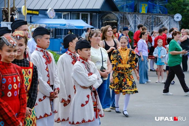Некоторые, пока ждут, с интересом наблюдают | Источник: Булат Салихов / UFA1.RU