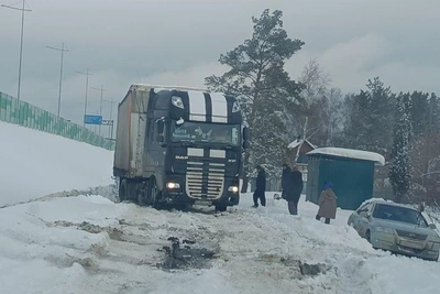 Фура в снегу перекрыла дорогу садоводам Екатеринбурга