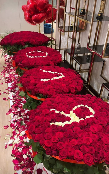 Миллион алых роз! Квартира Ольги Бузовой завалена букетами и шарами в форме сердца