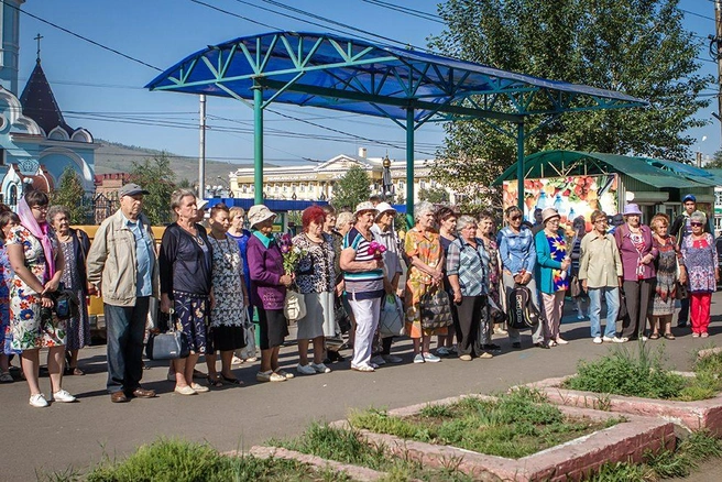 Участники траурного митинга у памятника жертвам политических репрессий на улице Амурской
 | Источник: Анна Хвостова