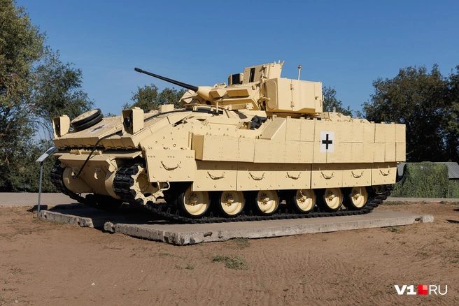 Среди трофеев выделялась американская бронемашина M2 Bradley с 25-миллиметровой пушкой, ярко окрашенная в песчаный цвет | Источник: Алексей Волхонский / V1.RU