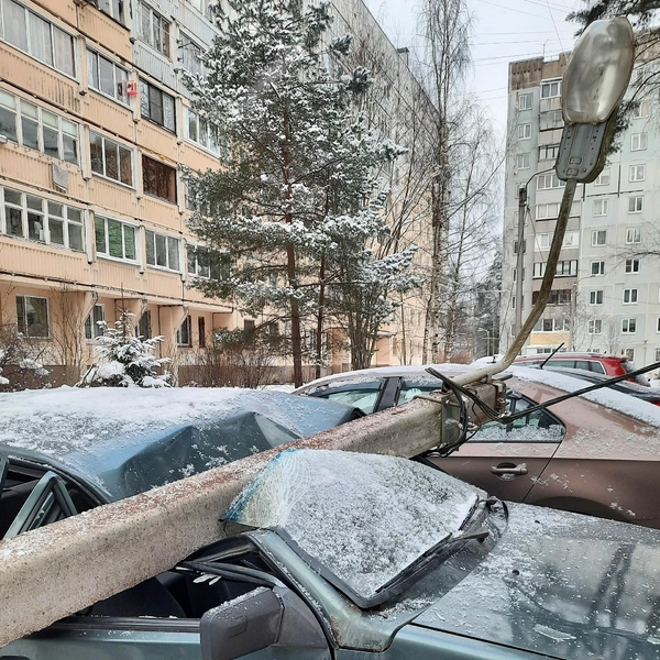 Уборщик снега в Сертолово опрокинул фонарь на автомобиль  | Источник: Сертолово онлайн 