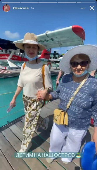 Family time: Клава Кока улетела в отпуск с бабушкой и дедушкой