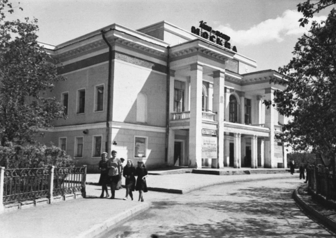 Так кинотеатр выглядел, когда в нем чествовали шахтеров в конце 40-х | Источник: Мы из старого Кемерово / Vk.com/kemerold