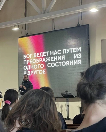 Девушка стала ходить в церковь | Источник: соцсети