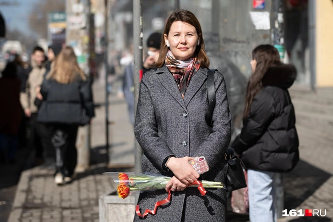 Во второй половине дня в городе особенно много девушек с цветами | Источник: Евгений Вдовин / 161.RU