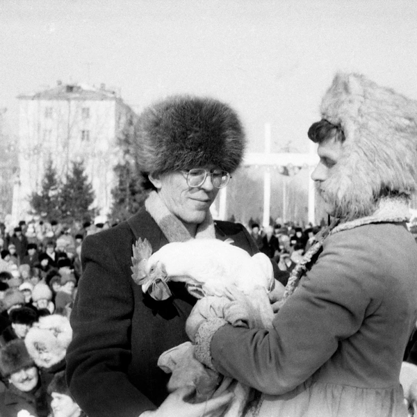 Фото сделано в 1989 году. Мужчина участвовал в зимних забавах, а приз получил петуха | Источник: Евгений Мамакин / pastvu.com