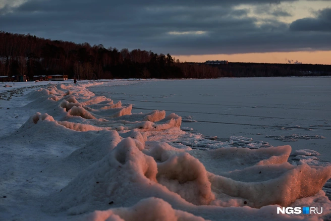 На льду нужно быть очень осторожным | Источник: Александр Ощепков / NGS.RU