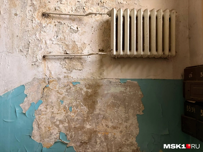 Стена на лестничной клетке общежития  | Источник: Валерия Животовская / MSK1.RU