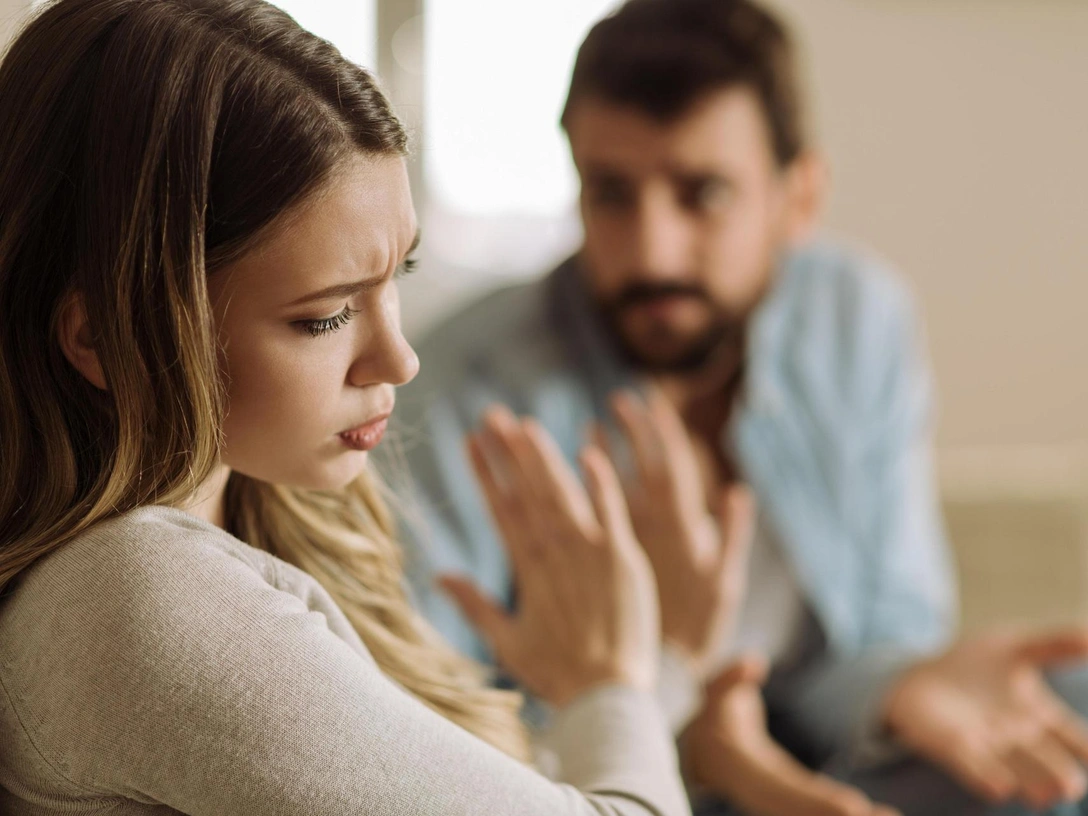 Шансов нет: почему нас привлекают эмоционально недоступные люди | marieclaire.ru