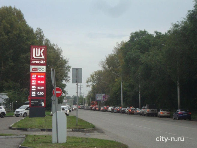 Автомобилисты ждут заправки | Источник: city-n.ru