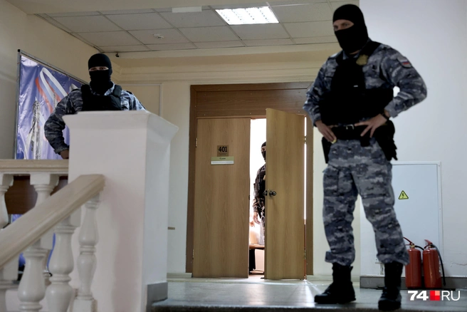 За порядком в суде следят вооруженные приставы | Источник: Наталья Лапцевич