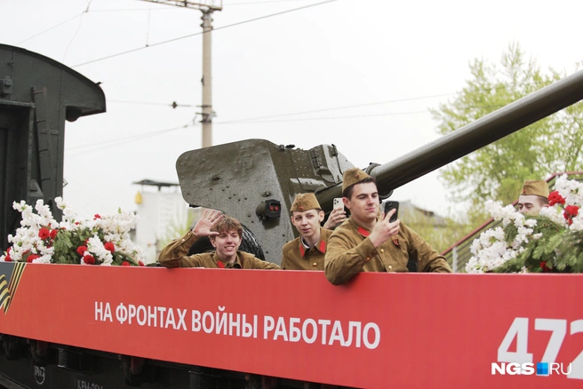 В состав эшелона вошли легендарный паровоз серии Л-620, вагон-теплушка, санитарный вагон и платформы с военной техникой. | Источник: Андрей Бортко / NGS.RU