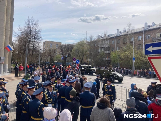 И военная техника шла по центральным улицам | Источник: Дарья Дениско / NGS24.RU