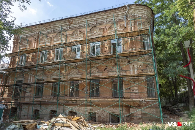 Сейчас здание уже окружили строительные леса | Источник: Константин Завриков / V1.RU