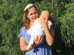 Родственники несли на похороны убитой мужем-немцем Кати Бауманн подснежники