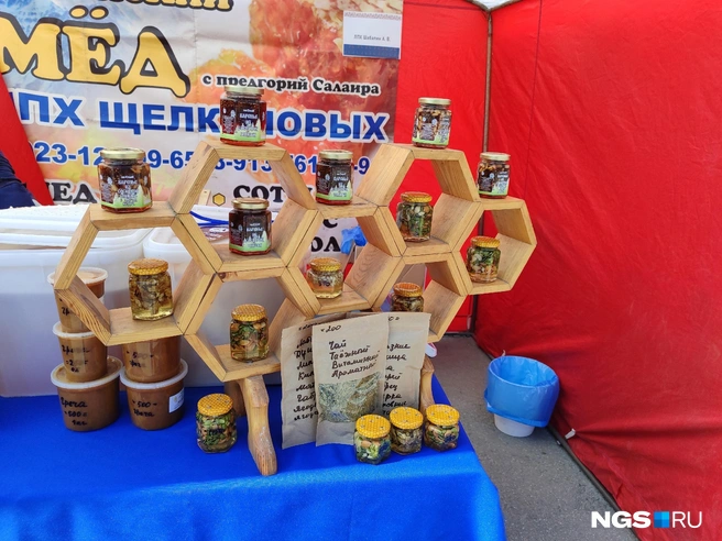 На ярмарке представлено большое количество меда | Источник: Мария Тищенко / NGS.RU