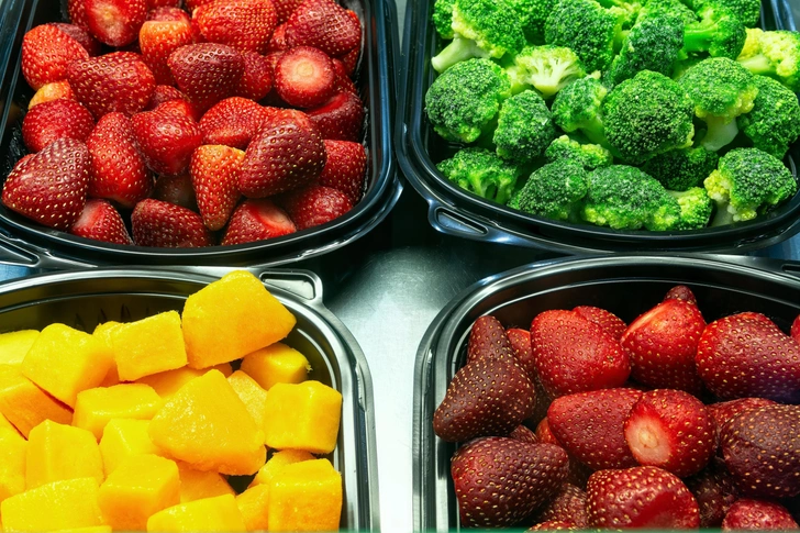 Какие продукты можно замораживать и сколько они хранятся | Источник: Stanislav Palamar/Shutterstock/Fotodom.ru