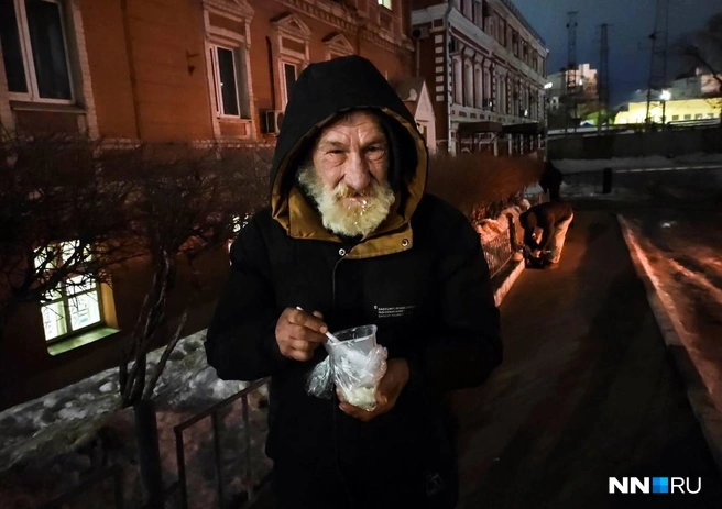 Бездомные говорят, что волонтеры приносят очень вкусную еду | Источник: Наталья Бурухина / NN.RU