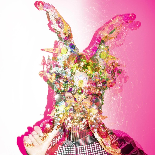 Маска, созданная в коллаборации с брендом Swarovski, 2019 год | Источник: Женя Филатова