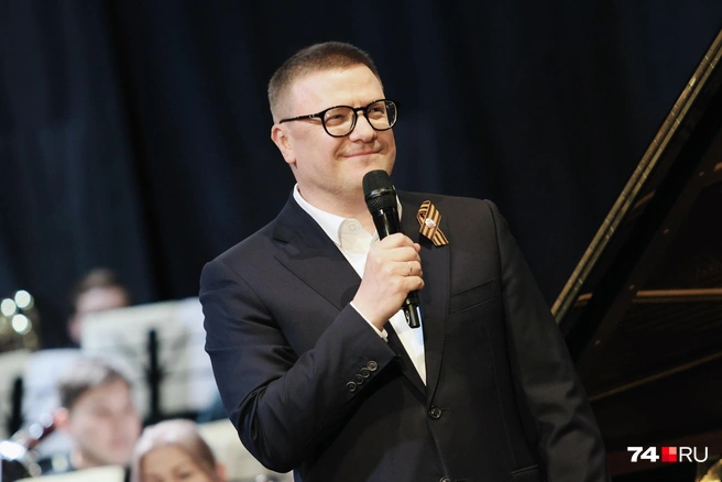 Губернатор Алексей Текслер тоже не мог пропустить концерт  | Источник: Наталья Лапцевич