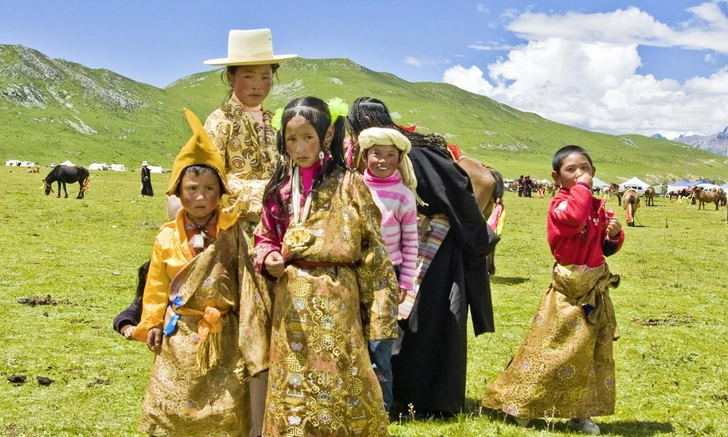 Тибетские дети на фестивале лошадиных скачек | Источник: Antoine Taveneaux, CC BY-SA 3.0, via Wikimedia Commons