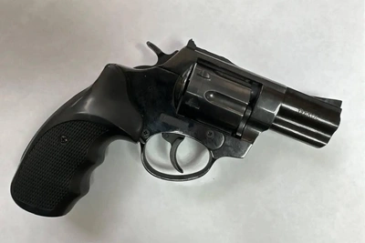 В Красноярске задержали пьяного дебошира, угрожавшего детям