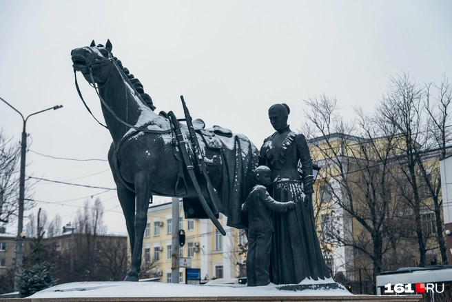 Снег украсил скульптуры и памятники  | Источник: Евгений Вдовин / 161.RU