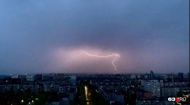 На субботу синоптики обещали небольшой дождь, а вот грозу прогнозировали на воскресенье | Источник: Ксения Бирюкова / 63.RU