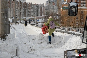 Снег расчистили почти до асфальта | Источник: Василина Любимова / 59.RU
