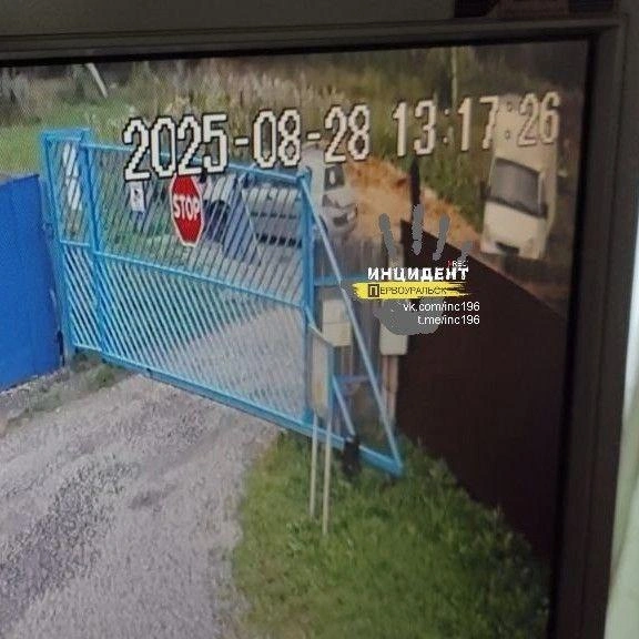 Машину, которая увезла площадку, вычислили по камерам наблюдения  | Источник: Инцидент Первоуральск / Vk.com